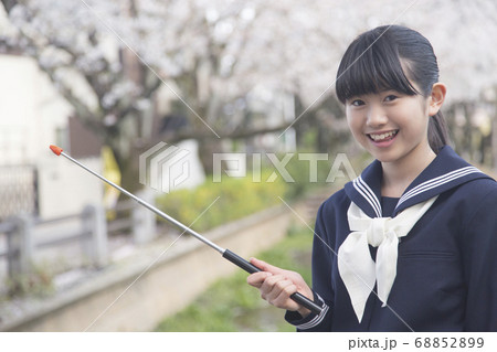 案内する女子中学生 案内する女子中学生 68852899