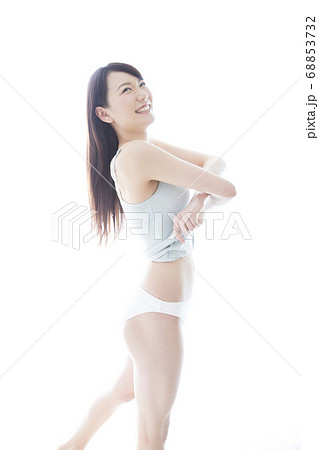 着替える女性 着替える女性 68853732