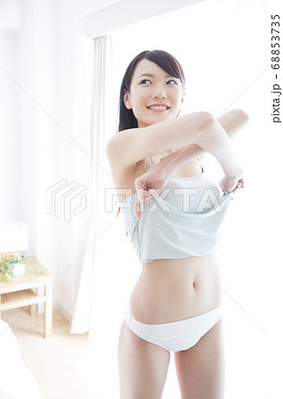 着替える女性 着替える女性 68853735