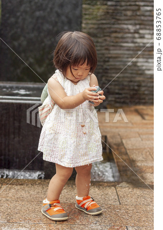 水遊びする女の子の写真素材