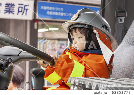 消防士のコスプレ(職業体験)をする子供の写真素材 [68853772] - PIXTA