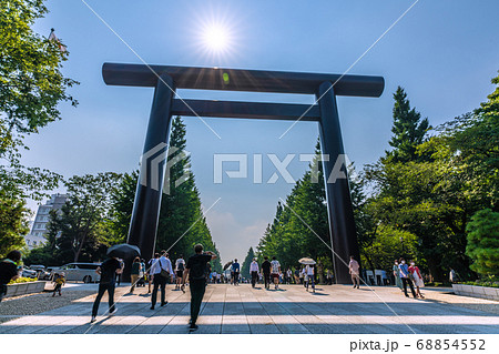 日本の東京都市景観 コロナ禍と猛暑の中、靖国神社を訪れた人たち=8月15日「終戦の日」 日本の東京都市景観 コロナ禍と猛暑の中、靖国神社を訪れた人たち=8月15日「終戦の日」 68854552