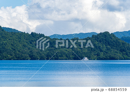 夏の十和田湖と青空　青森県十和田市 68854559