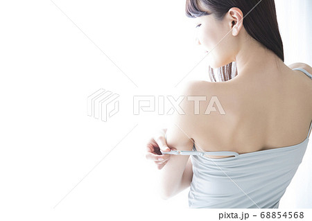 キャミソールの女性