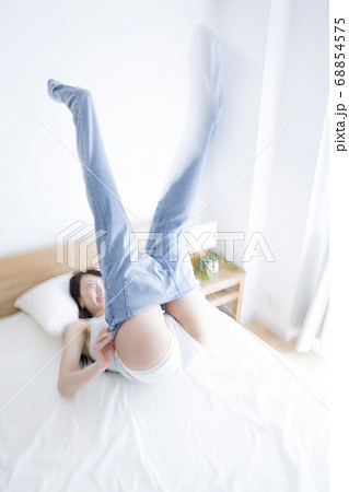デニムパンツをはく女性 68854575