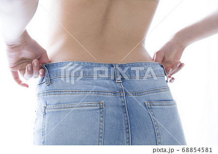 デニムパンツをはく女性 68854581