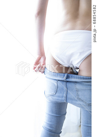 デニムパンツをはく女性 デニムパンツをはく女性 68854582