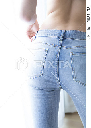 デニムパンツをはく女性 68854584