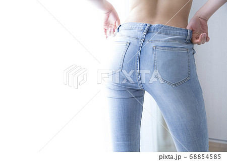 デニムパンツをはく女性 68854585