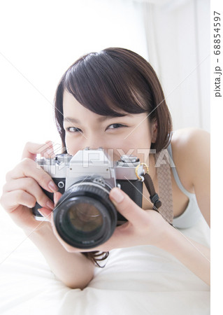 カメラと女性 68854597
