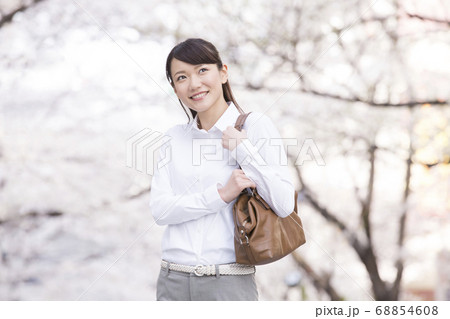 桜と新入社員 68854608