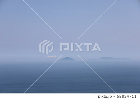 海の先に見える伊豆諸島の影 68854711