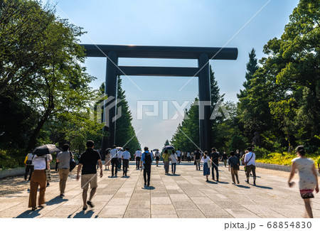 日本の東京都市景観 コロナ禍と猛暑の中、靖国神社を訪れた人たち=8月15日「終戦の日」 日本の東京都市景観 コロナ禍と猛暑の中、靖国神社を訪れた人たち=8月15日「終戦の日」 68854830