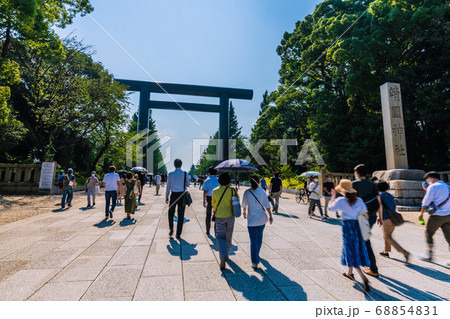 日本の東京都市景観 コロナ禍と猛暑の中、靖国神社を訪れた人たち=8月15日「終戦の日」 日本の東京都市景観 コロナ禍と猛暑の中、靖国神社を訪れた人たち=8月15日「終戦の日」 68854831