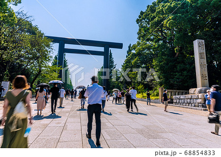 日本の東京都市景観　コロナ禍と猛暑の中、靖国神社を訪れた人たち＝8月15日「終戦の日」 68854833