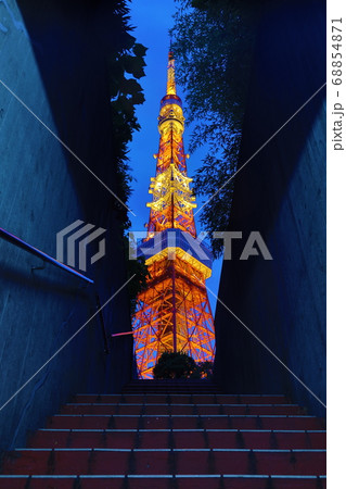 ブルーアワーの駐車場の階段から見えたライトアップされた東京タワー 68854871