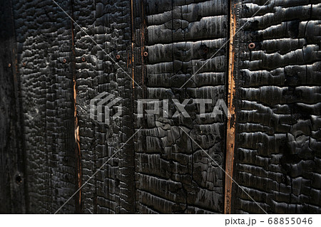 焼けた木材 68855046