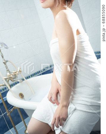 【お風呂】泡風呂：バスローブの若い女性 68855090