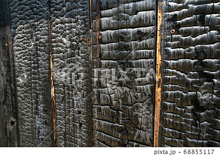 焼けた木材 焼けた木材 68855117