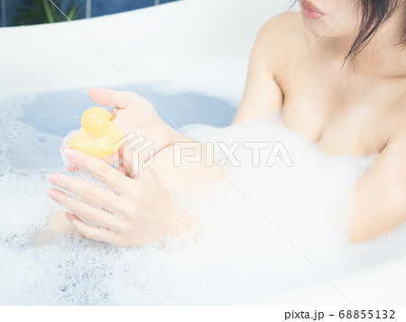 【お風呂】泡風呂：入浴中の若い女性 68855132