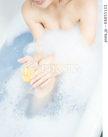 【お風呂】泡風呂：入浴中の若い女性 68855133