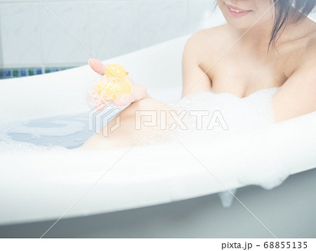 お風呂 泡風呂 入浴中の若い女性の写真素材