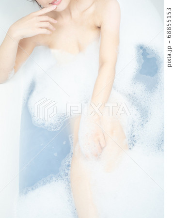 お風呂 泡風呂 入浴中の若い女性の写真素材