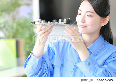 にこやかに基板を確認する女性エンジニア1 68855289