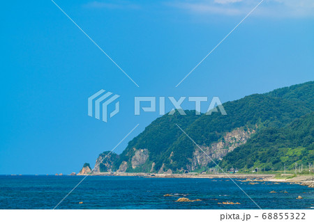 快晴の笹川流れと青い海　新潟県村上市 68855322
