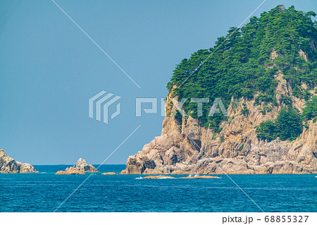 快晴の笹川流れと青い海　新潟県村上市 68855327
