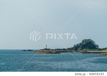 快晴の鼠ヶ関灯台と青い海 山形県鶴岡市 撮影 新潟県村上市 の写真素材