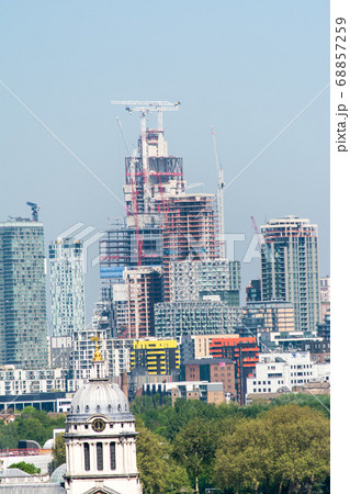 グリニッチの丘から見下ろす公園と遠くに見える工事中の高層ビル群 68857259