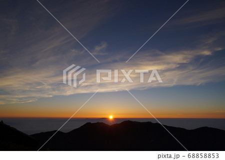 北岳山頂からの朝日 68858853