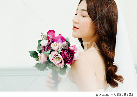 Happy Bride 68859202