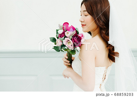 Happy Bride 68859203