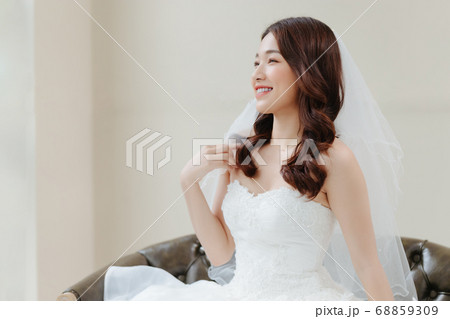 Happy Bride 68859309