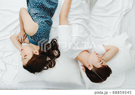 Sad couple 68859345