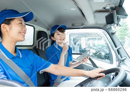 トラックを運転する女性ドライバー トラックを運転する女性ドライバー 68860296
