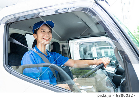 トラックを運転する若い女性ドライバー トラックを運転する若い女性ドライバー 68860327