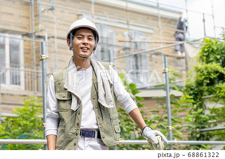 建築現場で働く若い男性作業員 68861322