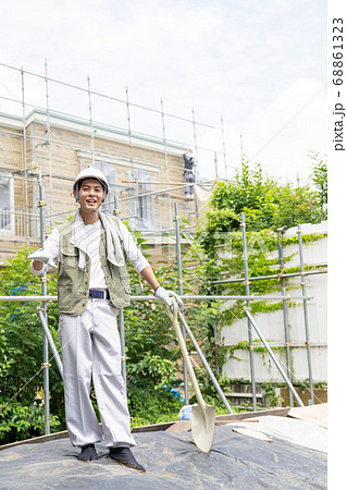 建築現場で働く若い男性作業員 68861323