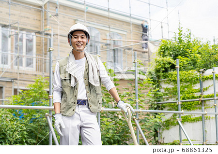 建築現場で働く若い男性作業員 68861325