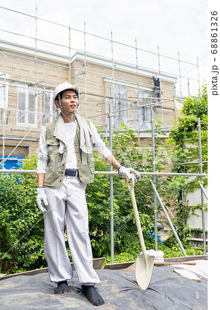 建築現場で働く若い男性作業員 建築現場で働く若い男性作業員 68861326