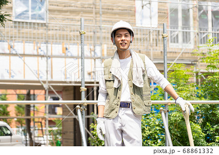 建築現場で働く若い男性作業員 68861332