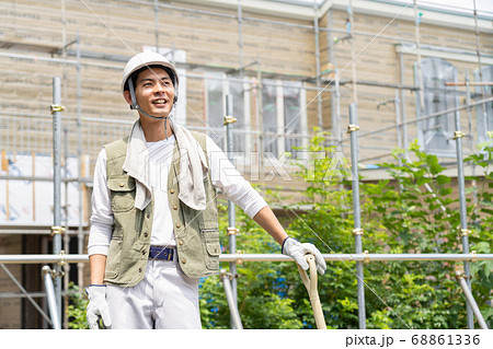 建築現場で働く若い男性作業員 建築現場で働く若い男性作業員 68861336