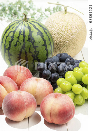 夏の果物（スイカ、メロン夏の果物（スイカ、メロン、桃、シャインマスカ、桃、シャインマスカット、巨峰） 68861521