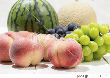 夏の果物(スイカ、メロン夏の果物(スイカ、メロン、桃、シャインマスカ、桃、シャインマスカット、巨峰) 夏の果物(スイカ、メロン夏の果物(スイカ、メロン、桃、シャインマスカ、桃、シャインマスカット、巨峰) 68861523
