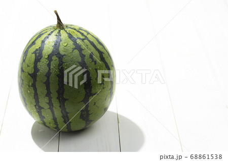 スイカ　夏の果物 68861538