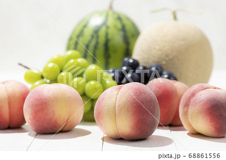 夏の果物（スイカ、メロン、桃、シャインマスカット、巨峰） 68861556