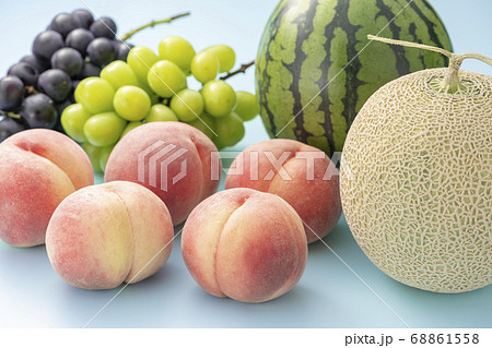 夏の果物(スイカ、メロン、桃、シャインマスカット、巨峰) 夏の果物(スイカ、メロン、桃、シャインマスカット、巨峰) 68861558